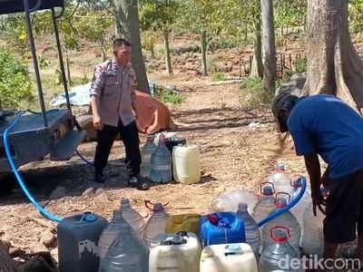 Polisi di Pasuruan Sulap Mobil Patroli Jadi Pengangkut Air Bersih untuk Warga