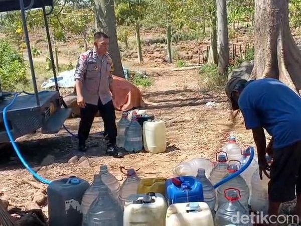 Polisi di Pasuruan Sulap Mobil Patroli Jadi Pengangkut Air Bersih untuk Warga