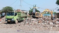DLH Cirebon Kuras Gunungan Sampah di TPS Pasar Batik Weru