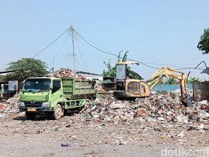 DLH Cirebon Kuras Gunungan Sampah di TPS Pasar Batik Weru