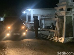 KPK Segel Dua Mobil Pribadi di Rumah Dinas Bupati Lombok Barat