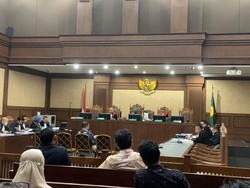 Hakim Semprot Saksi Kasus Suap Eks Ketua Ombudsman: Katanya Garuda di Dada?