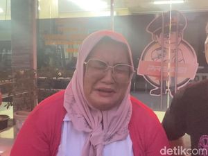 Video: Tangis Guru SD, Anaknya Tewas Diduga Kena Peluru Nyasar