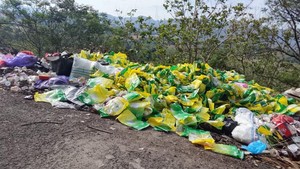 Karung Beras Bulog Berserakan di Jalan Parepare Diduga Hasil Kemas Ulang