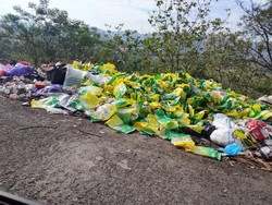 Karung Beras Bulog Berserakan di Jalan Parepare Diduga Hasil Kemas Ulang