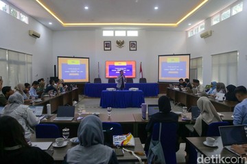 The Classroom Batch 3: Tim KLH/BPLH Bedah 7 Dosa Branding di Sosial Media
