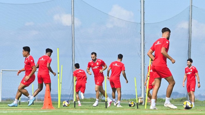 Pesepak bola Timnas Indonesia Jordi Amat (tengah) mengikuti sesi latihan di Training Center Bali United, Pantai Purnama, Gianyar, Bali, Kamis (23/7/2026). Timnas Indonesia terus menjalani pemusatan latihan secara intensif di Bali yang rencananya akan