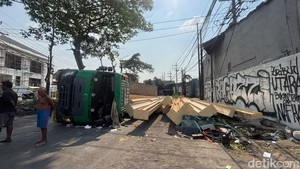 Jalan Simo Jawar Macet 1 KM  Akibat Tronton Muatan Baja Terguling