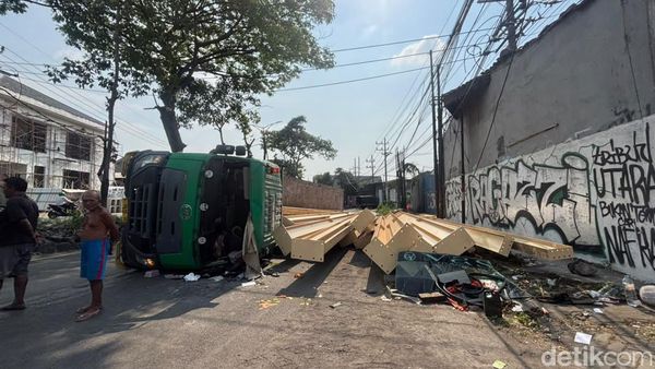 Jalan Simo Jawar Macet 1 KM  Akibat Tronton Muatan Baja Terguling