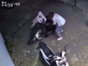 Video: Aksi Heroik 2 Karyawati Gagalkan Pencurian iPhone di Temanggung