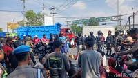 Warga Demo Kolatmar Pasuruan Juga Blokade Pintu Tol Grati, Lalin Lumpuh!