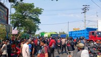Video: Akses Exit Tol Grati Diblokade Massa, Polisi Alihkan Arus Kendaraan