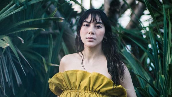 8 Foto Maternity Simpel Adinda Thomas, Pamer Bare Baby Bump di Alam Terbuka
