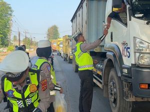 Satlantas Polres Banyuasin Bagikan Bantuan ke Sopir Truk di Jalintim