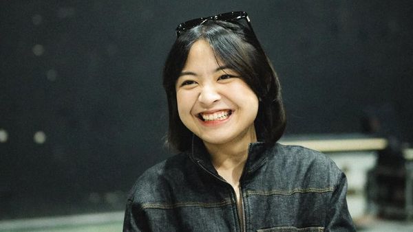 Senyum Lebar Bernadya Jelang Konser Nanti Malam