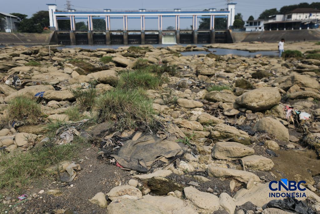 Dampak kemarau panjang membuat aliran Sungai Cisadane pintu 10 di Kota Tangerang, Banten menyusut drastis, Jumat (24/7/2026). (CNBC Indonesia/Tri Susilo)