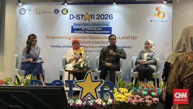 Darya-Varia Rayakan 50 Tahun dengan Beasiswa Riset untuk Mahasiswi PT Darya-Varia Laboratoria Tbk merayakan perjalanan 50 tahunnya dengan memberikan beasiswa penelitian kepada lima mahasiswi dari berbagai perguruan tinggi di Indonesia. Program bertajuk Empowering Women Researchers to Level Up as Future Leaders ini digelar di Jakarta Selatan, Jumat (24/7). President Director PT Darya-Varia Laboratoria Tbk, dr. Ian Kloer, mengatakan program ini merupakan bentuk investasi jangka panjang perusahaan dalam mendukung lahirnya peneliti sekaligus pemimpin masa depan di bidang kesehatan.