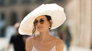 Gaya Chic Demi Moore Lawan Terik Matahari di Paris, Topi Extra Large Bak Awan