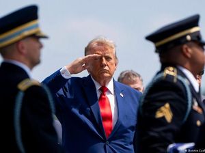 Trump Klaim Setop Serangan Karena Diminta Iran, Tepis Amunisi AS Menipis