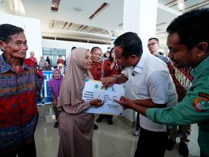 Gubernur Sulsel Serahkan Ganti Rugi Pembebasan Lahan Bandara Bua Rp 17,5 M