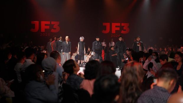 Indonesia Fashion Chamber Indonesia Fashion Chamber (IFC) menghadirkan fashion parade bertajuk