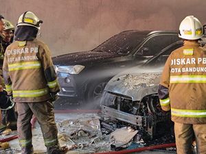 Korsleting Listrik, Satu Mobil di Showroom Bandung Ludes Terbakar