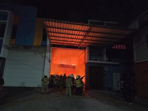 Video: Kebakaran Gudang di Cilincing Jakut, Mobil Ikut Terbakar