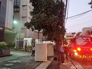 Kepulan Asap dari Basement Apartemen Bikin Orang-orang Panik Berhamburan