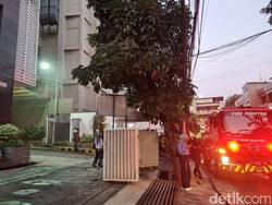 Kepulan Asap dari Basement Apartemen Bikin Orang-orang Panik Berhamburan