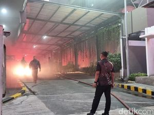 Sore Mencekam Saat Mobil Terbakar di Apartemen Tengah Kota Surabaya