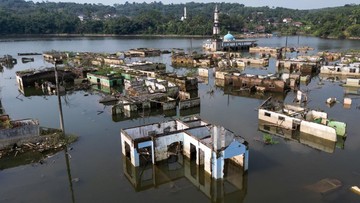 Kemarau Singkap Jejak Kampung Tenggelam di Bendungan Karian