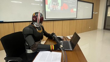 Henshin! Mahasiswa di Jogja Ini Cosplay Kamen Rider Saat Ujian Proposal Tesis