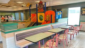 Makan di A&W Rawamangun Serasa ke Era 90-an, Interior Jadul Masih Asli!