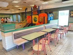 Makan di A&W Rawamangun Serasa ke Era 90-an, Interior Jadul Masih Asli!