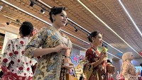 Finalis Puteri Indonesia Rayakan Hari Kebaya Nasional, Tampil di Trunk Show