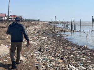 Jorok! Pantai Lestari Pati Penuh Sampah-Limbah