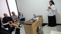 Pendamping Bahasa Isyarat Bantu Mahasiswi Jalani Skripsi