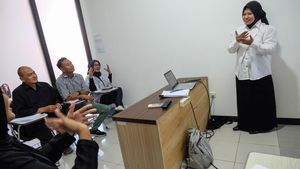 Pendamping Bahasa Isyarat Bantu Mahasiswi Jalani Skripsi