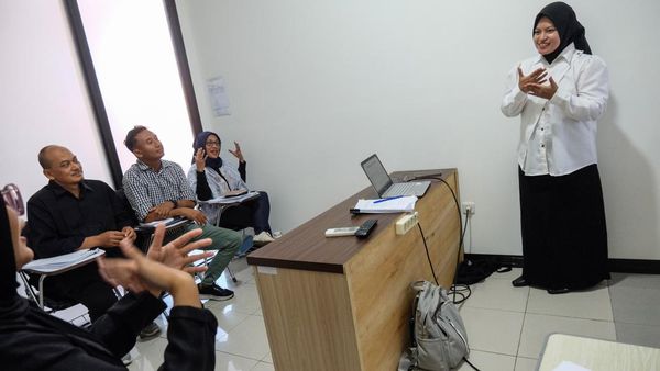 Pendamping Bahasa Isyarat Bantu Mahasiswi Jalani Skripsi