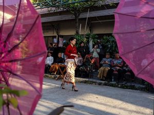 Pesona Kebaya Warnai Pasar Triwindu, Hari Kebaya Nasional Dirayakan Lewat Fashion Show