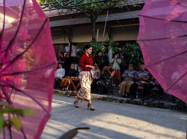 Pesona Kebaya Warnai Pasar Triwindu, Hari Kebaya Nasional Dirayakan Lewat Fashion Show