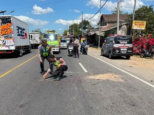 Truk Ayam Tabrak 2 Motor di Penggung Boyolali, 1 Tewas-1 Masuk Jurang