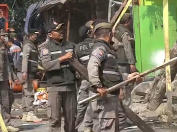 Satpol PP Bongkar 20 Bangunan di Atas Drainase di Cengkareng Jakbar