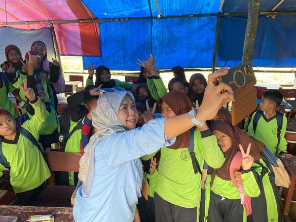 Penampakan SD Filial Kampung Birang Berau, Siswa Belajar Beratapkan Terpal