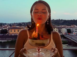 Gaya Selena Gomez Rayakan Ultah ke-34, Tampil Seksi dengan Bikini Biru