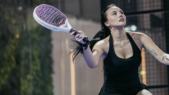 Gaya Energik Shafa Harris Debut Main Padel
