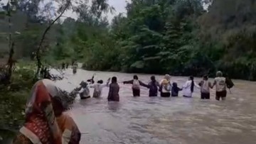 Siswa di Banggai Bertahun-tahun Seberangi Sungai Arus Deras demi Sekolah