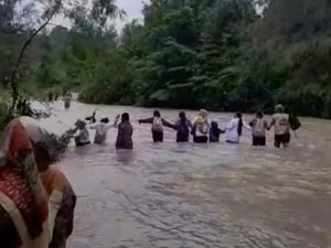 Siswa di Banggai Bertahun-tahun Seberangi Sungai Arus Deras demi Sekolah