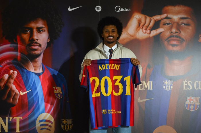 Soccer Football - FC Barcelona unveil new signing Karim Adeyemi - Spotify Camp Nou, Barcelona, Spain - July 23, 2026 Karim Adeyemi poses for a photograph with the club shirt after signing for FC Barcelona REUTERS/Albert Gea