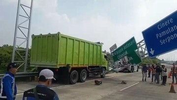 Truk Tabrak Tiang Penunjuk Arah di Tol Cijago Arah Limo hingga Roboh